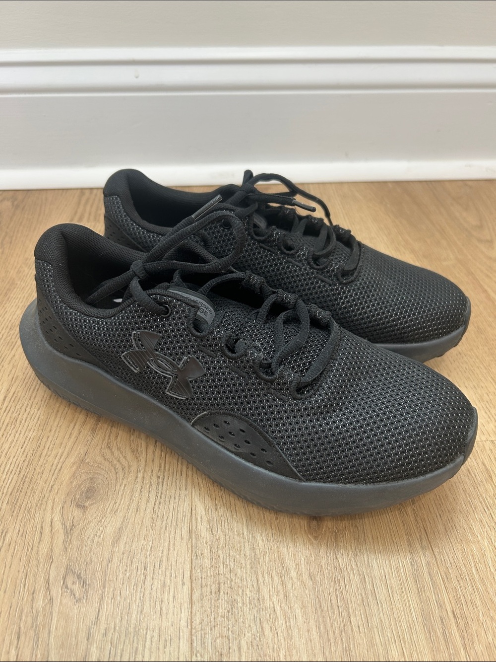 Under Armour Men’s Charged Surge 4 Black Sneakers Size 8.5 EUC